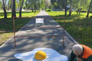 В Балаково на асфальте появилась огромная яичница