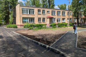В Балаково благоустроили территорию детской поликлиники на Минской