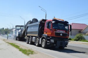 Дорожники добрались до дороги на улице Чапаева в Балаково