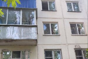 В Балаково ребенок выпал из окна пятиэтажки. Он погиб