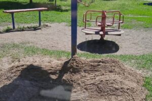 В Балаково началась засыпка песком детских площадок