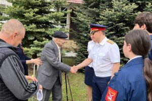 Саратовские следователи навестили ветерана