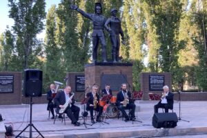 ВИДЕО «Как хорошо на свете без войны…». На площади в жилгородке играл брасс-ансамбль