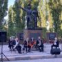 ВИДЕО «Как хорошо на свете без войны…». На площади в жилгородке играл брасс-ансамбль