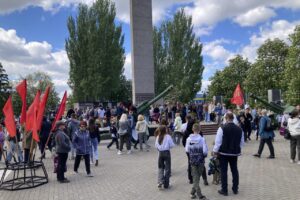 Балаковцы в День Победы пришли к Обелиску погибшим