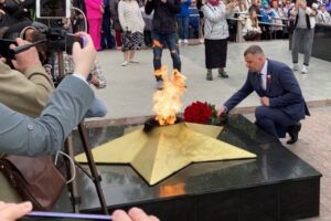 ВИДЕО Минута молчания, залпы, цветы… В День Победы балаковцы почтили память погибших