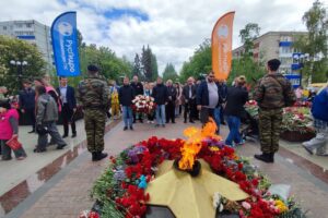 Балаковские гидроэнергетики возложили цветы к вечному огню