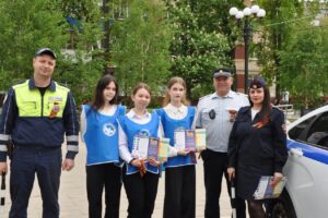 Балаковцам автоинспекторы и волонтеры вручили Георгиевские ленточки