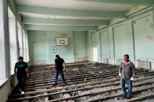 Ремонт пола в спортзале школы Балакова проходит под контролем депутата