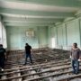 Ремонт пола в спортзале школы Балакова проходит под контролем депутата