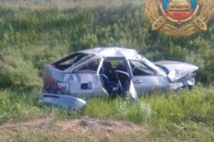 Рядом с Балаково перевернулся автомобиль: трое пострадавших