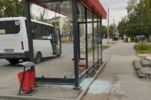 Балаковские вандалы изуродовали новую остановку