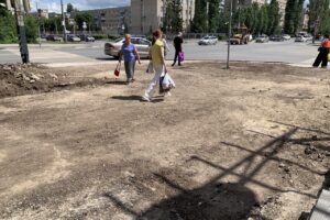 В Балаково началась замена тротуара на улице Ленина