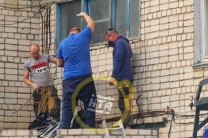 Тело мужчины нашли на козырьке жилого дома в Балаково