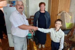 Полицейские и общественники Балакова подарили школьные наборы детям