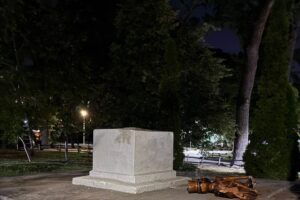 Ребенок погиб в парке. На малышку упала скульптура