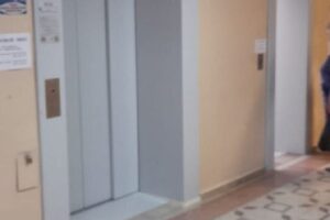Новый лифт в больнице Балаково. Завершились работы по установке оборудования