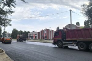 Одну из самых разбитых балаковских улиц закатывают в асфальт