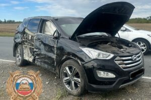 Грузовик столкнулся с иномаркой на трассе в Балаковском районе