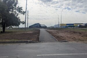 В Балакове благоустраивают территорию у ЦКР, но добраться до него жителям сложно