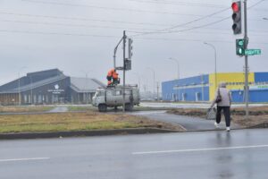 В Балаково у ЦКР устанавливают светофор и новую остановку