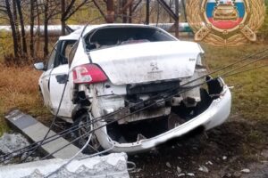 Иномарка в Балаково вылетела с дороги врезалась в столб