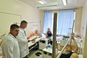 Балаковец попал в больницу после нападения бычка
