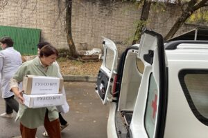 Медики балаковской поликлиники отправили гуманитарный груз для участников СВО