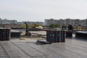 В пяти школах Балаково ведутся срочные ремонты крыш