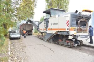 Старый асфальт сняли на дублере улицы 30 лет Победы в Балаково