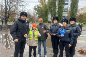 ГИБДД и кадеты в Балаково напомнили пешеходам и водителям о безопасности