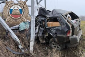 Недалеко от Балаково машина протаранила опору ЛЭП