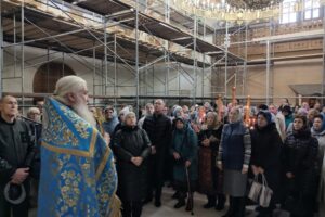 В балаковском храме праздничная служба прошла в особых условиях