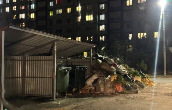 Мусорный ветер. В Балаково на контейнерных площадках навалено ФОТО