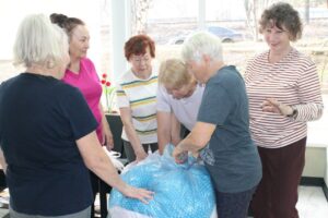 В центре соцобслуживания Саратова шьют подушки для участников СВО