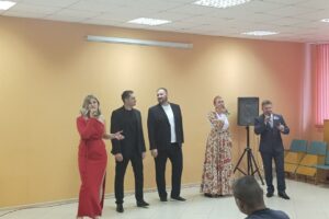 Перед ранеными бойцами выступили артисты ДК «Россия»