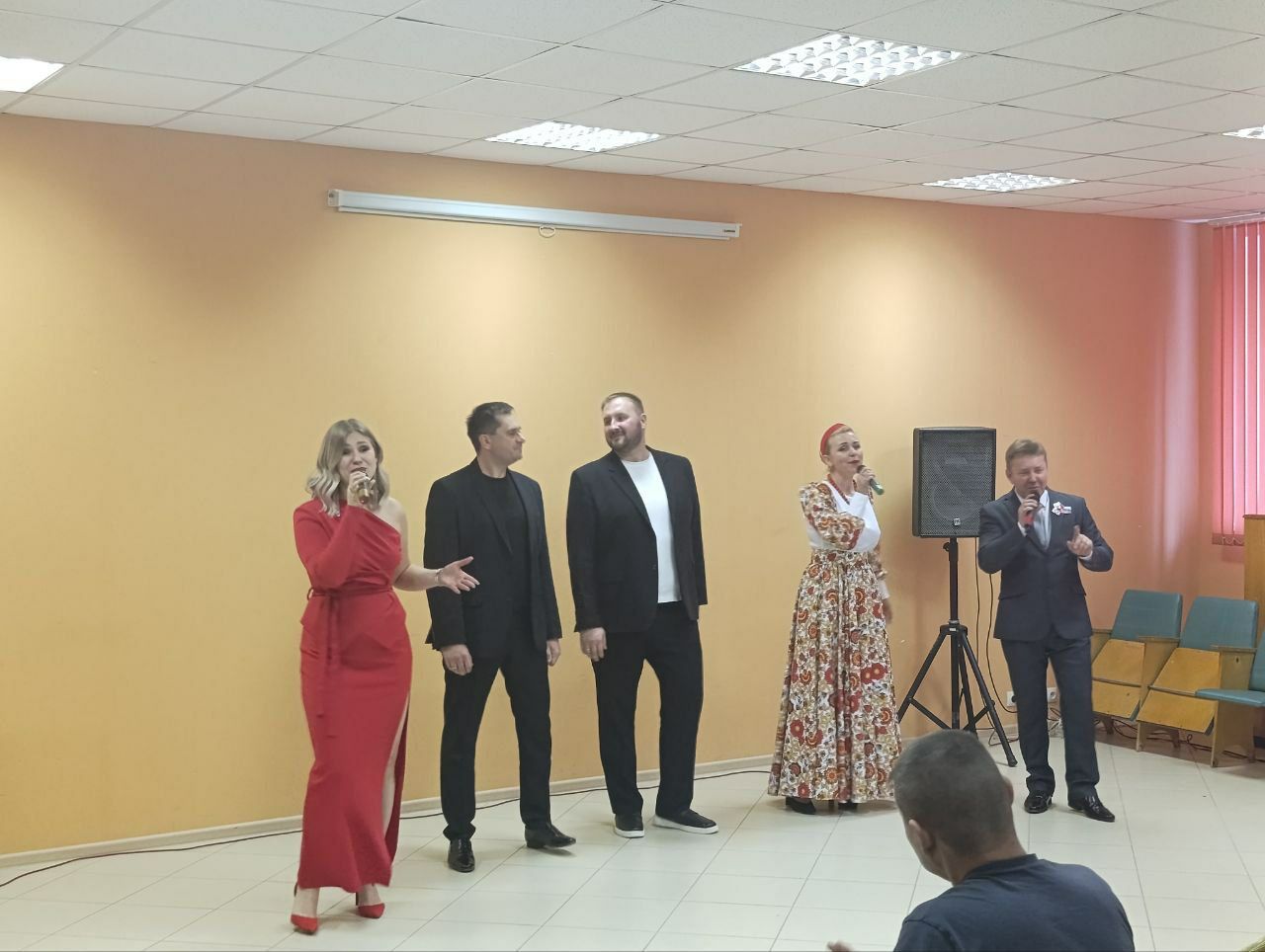 Перед ранеными бойцами выступили артисты ДК "Россия"