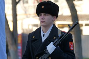 На территории кадетской школы установили памятник