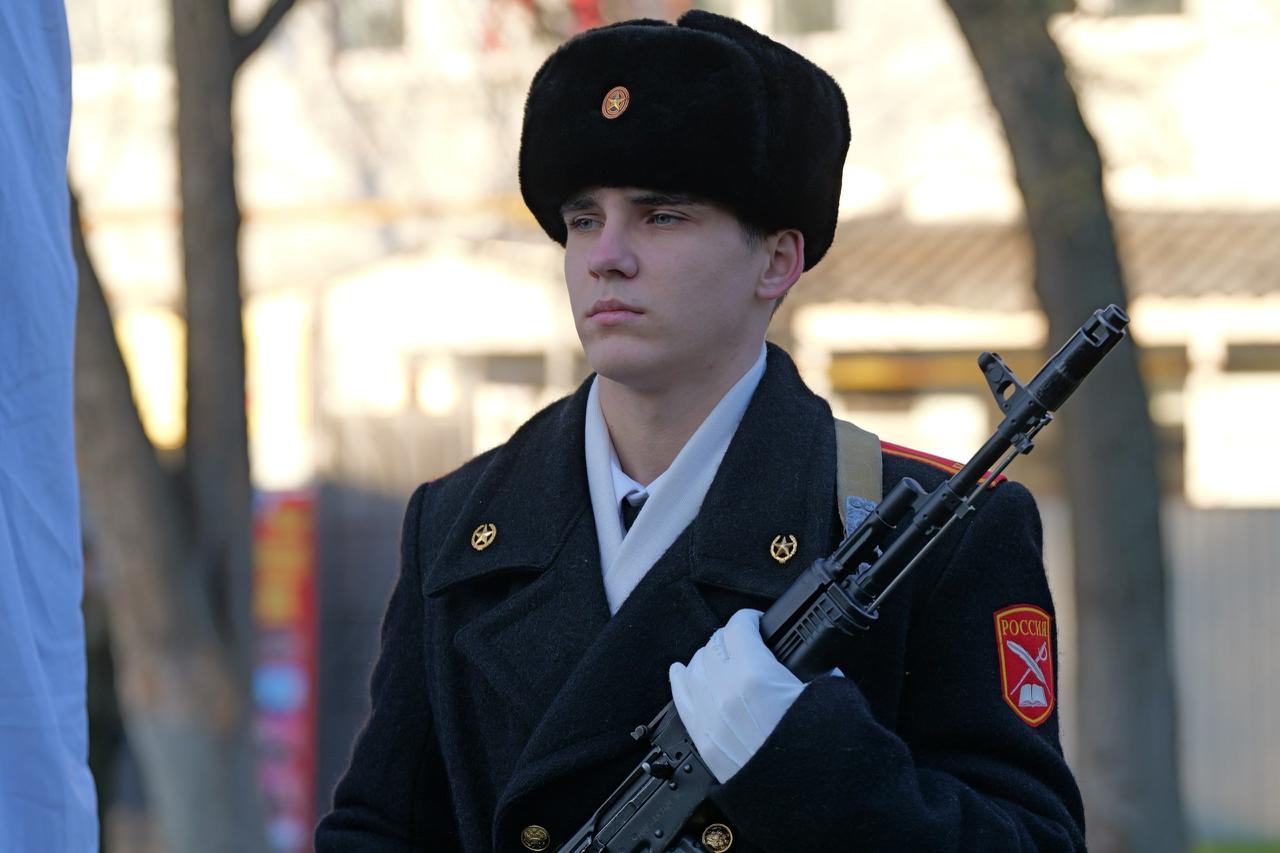 На территории кадетской школы установили памятник