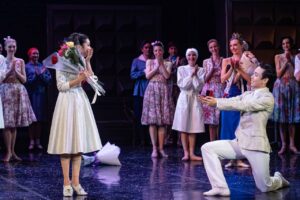 Японский артист театра сделал предложение Золушке во время спектакля