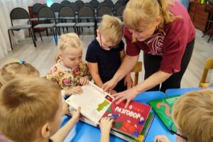 Полисенсорные книги подарила детям с нарушениями зрения Саратовская ГЭС