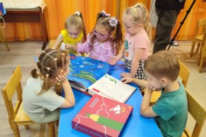 ВИДЕО Увидеть руками. Гидроэнергетики подарили дошкольникам специальные книги