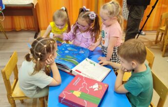 ВИДЕО Увидеть руками. Гидроэнергетики подарили дошкольникам специальные книги