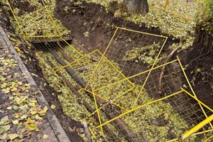 «Угадай город по фотографии». Балаковцы жалуются на ямы с упавшими туда ограждениями