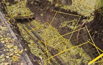 «Угадай город по фотографии». Балаковцы жалуются на ямы с упавшими туда ограждениями