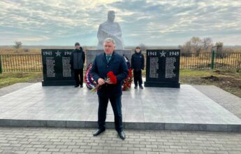 В Балаковском районе открыли обновленный памятник павшим героям