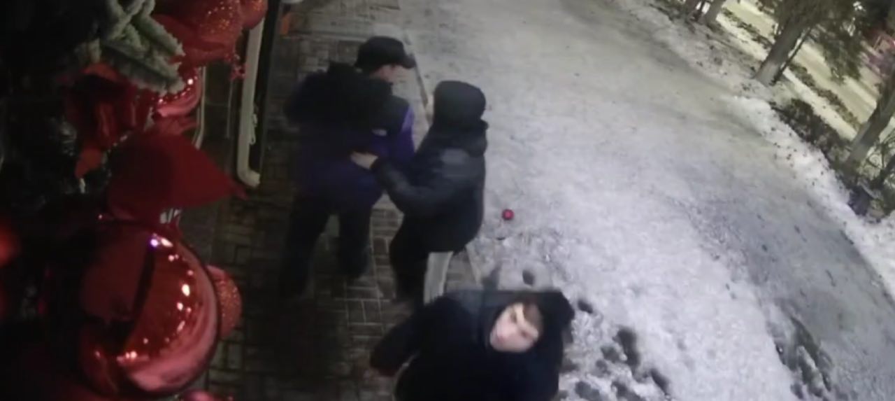 Похитители Нового года. В Балаково юные вандалы испортили новогодний декор магазина ВИДЕО