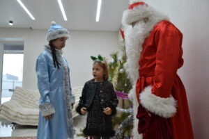 Полицейский Дед Мороз поздравил с Новым годом детей балаковских стражей порядка