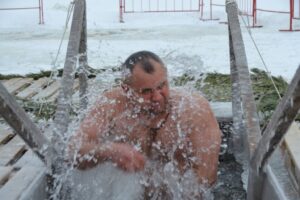 Около 2500 балаковцев приняли участие в Крещенских купаниях