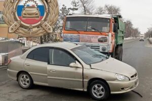 В столкновении иномарки и грузовика в Балаково пострадал мужчина